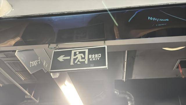 黨報調(diào)查｜常閉式防火門“不常閉”，農(nóng)貿(mào)市場充電線“攔路”？:防火門