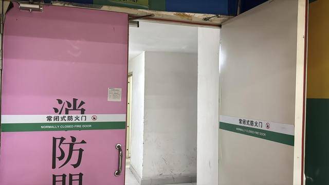 黨報調(diào)查｜常閉式防火門“不常閉”<strong></p>
<p>防火門
</strong>，農(nóng)貿(mào)市場充電線“攔路”？:防火門
